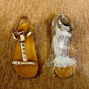 Brand new Vionic Hailey sandals in champagne color . Size 10W